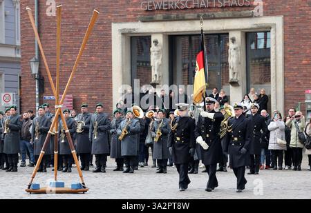 Stralsund, Deutschland. März 2025. Die Marine feiert die Vereidigung und feierliche Verschwörung von 116 Rekruten der Naval Technical School (MTS) Parow auf dem Alten Marktplatz. Quelle: Bernd Wüstneck/dpa/Alamy Live News Stockfoto