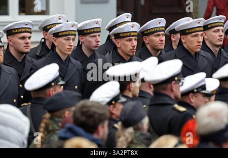 Stralsund, Deutschland. März 2025. Die Marine feiert die Vereidigung und feierliche Verschwörung von 116 Rekruten der Naval Technical School (MTS) Parow auf dem Alten Marktplatz. Quelle: Bernd Wüstneck/dpa/Alamy Live News Stockfoto