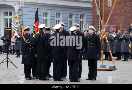 Stralsund, Deutschland. März 2025. Die Marine feiert die Vereidigung und feierliche Verschwörung von 116 Rekruten der Naval Technical School (MTS) Parow auf dem Alten Marktplatz. Quelle: Bernd Wüstneck/dpa/Alamy Live News Stockfoto