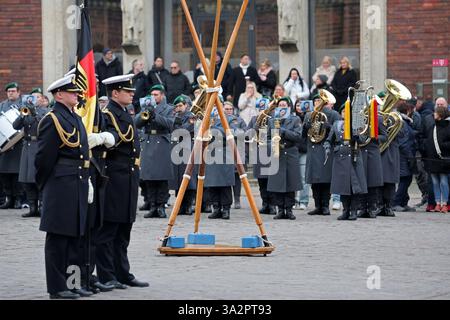 Stralsund, Deutschland. März 2025. Die Marine feiert die Vereidigung und feierliche Verschwörung von 116 Rekruten der Naval Technical School (MTS) Parow auf dem Alten Marktplatz. Quelle: Bernd Wüstneck/dpa/Alamy Live News Stockfoto