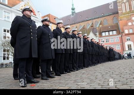 Stralsund, Deutschland. März 2025. Die Marine feiert die Vereidigung und feierliche Verschwörung von 116 Rekruten der Naval Technical School (MTS) Parow auf dem Alten Marktplatz. Quelle: Bernd Wüstneck/dpa/Alamy Live News Stockfoto