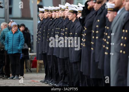 Stralsund, Deutschland. März 2025. Die Marine feiert die Vereidigung und feierliche Verschwörung von 116 Rekruten der Naval Technical School (MTS) Parow auf dem Alten Marktplatz. Quelle: Bernd Wüstneck/dpa/Alamy Live News Stockfoto