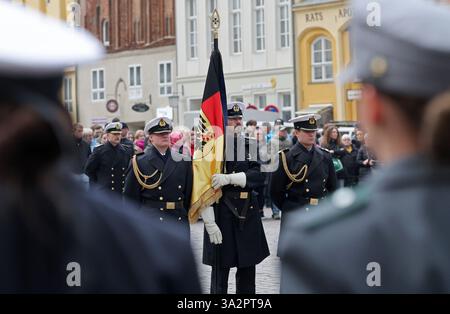 Stralsund, Deutschland. März 2025. Die Marine feiert die Vereidigung und feierliche Verschwörung von 116 Rekruten der Naval Technical School (MTS) Parow auf dem Alten Marktplatz. Quelle: Bernd Wüstneck/dpa/Alamy Live News Stockfoto