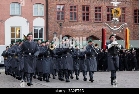 Stralsund, Deutschland. März 2025. Das Armeekorps Neubrandenburg marschiert zum Alten Marktplatz für die Vereidigung und feierliche Vereidigung von 116 Rekruten der Marinetechnikschule Parow (MTS) ein. Quelle: Bernd Wüstneck/dpa/Alamy Live News Stockfoto