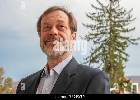 Porträt eines selbstbewussten älteren Mannes im Alter von 50-55 Jahren mit Bart im Business-Anzug vor dem Hintergrund der Natur. Stockfoto