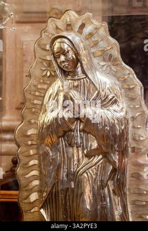 Taxco, Mexiko - 18. November 2024: Silberne Guadalupe-Jungfrau von Taxco de Alarcon in der historischen Kirche Santa Prisca. Stockfoto