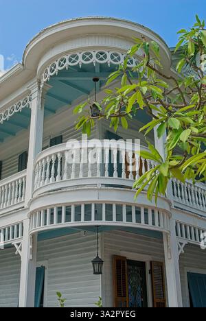 Kreisförmiger Balkon mit Lebkuchenschnürung am Haus in Key West Stockfoto