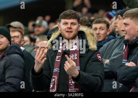 Birmingham, Großbritannien. März 2025. Der Aston Villa FC Fan hat 3-1 Punkte bis zu den Club Brugge KV Fans während des Aston Villa FC gegen Club Brugge KV UEFA Champions League Achtelfinale, des 2. Leg-Spiels in Villa Park, Birmingham, England, Großbritannien am 12. März 2025 Guthaben: Alex Young/Every Second Media Credit: Every Second Media/Alamy Live News Stockfoto