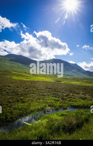 Außergewöhnlicher Blick auf Loch Ba in Glencoe, im Herzen der schottischen Highlands Stockfoto
