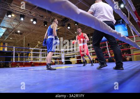 ODESSA, UKRAINE - 10. März 2025: Ukrainischer Boxcup unter Männern und Frauen. Eröffnungszeremonie des Wettbewerbs, des Konzerts, der Preise, der Trainer, der Richter, Par Stockfoto