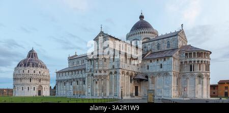Pisa, Italien - 29. Juni 2023. Kathedrale außen mit Taufhaus, frühmorgendliches Licht Stockfoto