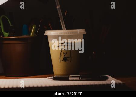 Matcha-Drink in niedlichem illustrierten Becher Stockfoto