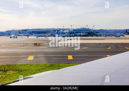 Blick auf den Newark Liberty International Airport mit United Airlines Flugzeugen in der Nähe des Terminals an sonnigen Tagen. New Jersey, USA. Stockfoto