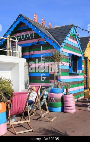 Goat Ledge Beach Cafe mit Musik, tolles Essen und Kaffee an der Lower Promenade, Warrior Square, St. Leonards-on-Sea, East Sussex. Stockfoto