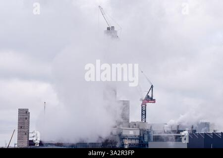 London, Großbritannien. März 2025. Rauchbalg im Ecopark-Werk von London Energy Edmonton. Quelle: Vuk Valcic/Alamy Stockfoto