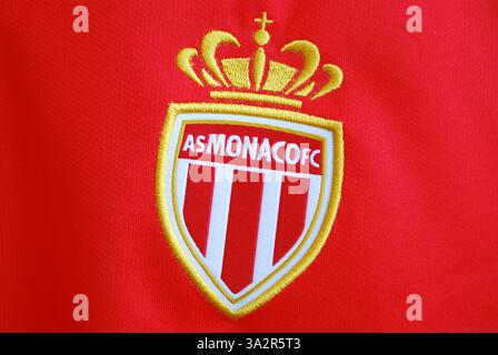 Nahaufnahme des AS Monaco FC Clubabzeichens auf dem Heimtrikot. Stockfoto