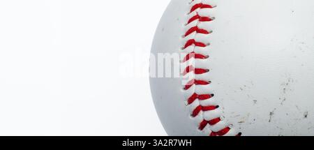 Baseballball aus nächster Nähe. Makro Naht mit roten Gewinden. Stockfoto