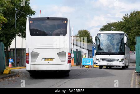 Ein Bus mit einer Gruppe von Menschen, die als Migranten gelten, kommt nach einem Zwischenfall im Kanal im Migrant Processing Centre in Manston, Kent an. Bilddatum: Montag, 23. September 2024. Stockfoto