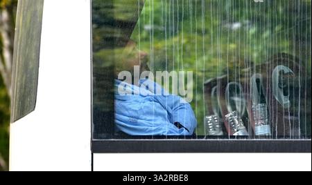 Ein Bus mit einer Gruppe von Menschen, die als Migranten gelten, kommt nach einem Zwischenfall im Kanal im Migrant Processing Centre in Manston, Kent an. Bilddatum: Montag, 23. September 2024. Stockfoto