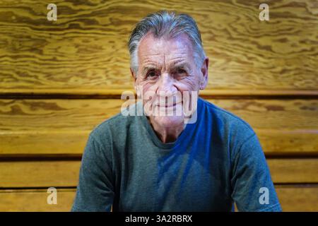 EMBARGOED BIS 0001 DIENSTAG, 24. SEPTEMBER, Aktenfoto vom 09/23 von Sir Michael Palin, der sagte, dass er der Meinung war, dass die BBC „ein wenig mehr eingreifen“ und seine Sendungen „kontrollieren“ wollte, bevor er den Sender für Channel 5 verließ. Ausgabedatum: Dienstag, 24. September 2024. Stockfoto