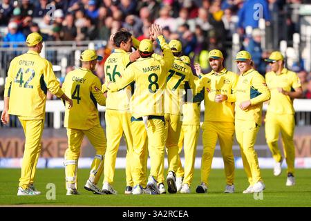 Der Australier Glenn Maxwell feiert mit seinen Teamkollegen, nachdem er beim dritten eintägigen internationalen Spiel im Seat Unique Riverside, Chester-le-Street, County Durham, den Englands Ben Duckett geholt hat. Bilddatum: Dienstag, 24. September 2024. Stockfoto