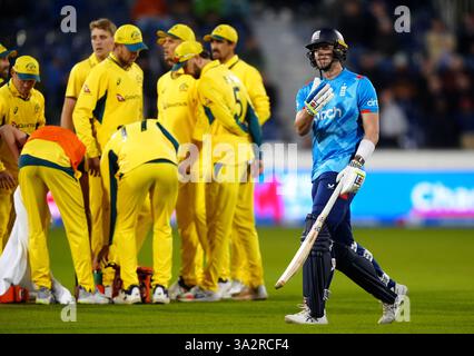 Englands Jamie Smith geht, nachdem er beim dritten eintägigen internationalen Spiel im Seat Unique Riverside, Chester-le-Street, County Durham, von dem Australier Glenn Maxwell getroffen wurde. Bilddatum: Dienstag, 24. September 2024. Stockfoto
