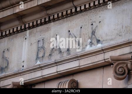 EMBARGOED BIS 0001 MITTWOCH, 25. SEPTEMBER, Aktenfoto 19/12/20 von den Überresten eines Schildes über einer ehemaligen Filiale der Barclays Bank, die heute geschlossen ist, in Kew Gardens, Südwesten Londons. Mehr als drei von fünf Bankfilialen im Vereinigten Königreich haben seit 2015 ihre Türen dauerhaft geschlossen. Yorkshire und die Humber haben nur noch 4,4 Filialen pro 100.000 Einwohner - und damit die Region mit dem schlechtesten Zugang zu Filialen - wie die Analyse der Verbrauchergruppe ergab. Ausgabedatum: Mittwoch, 25. September 2024. Stockfoto