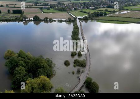 Überflutete Straßen in Harrold, Bedfordshire, nachdem der Fluss Great Ouse seine Ufer platzte. Für Donnerstag wurde eine gelbe Wetterwarnung für mehr starken Regen ausgegeben, als sich Großbritannien von Sturzfluten erholt, bei denen Häuser beschädigt und Reisen unterbrochen wurden. Bilddatum: Mittwoch, 25. September 2024. Stockfoto