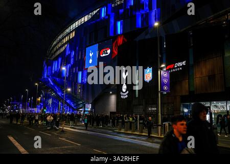 London, Großbritannien. März 2025. LONDON, ENGLAND - 13. MÄRZ: Allgemeine Ansicht des Stadions außerhalb des Achtelfinales der UEFA Europa League 2024/25, im Tottenham Hotspur Stadium am 13. März 2025 in London. (Foto von Ed van de Pol/Orange Pictures) Credit: Orange Pics BV/Alamy Live News Stockfoto