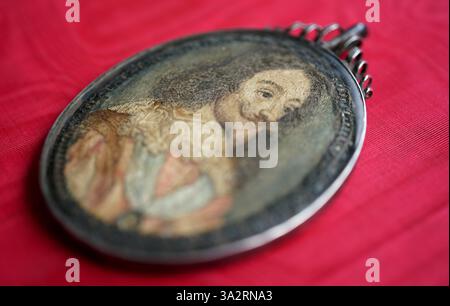 Eine gestickte Miniatur von Karl I., die vermutlich um 1660 nach seiner Hinrichtung im Jahr 1649 als Erinnerung entstanden ist, ausgestellt bei Bellmans Auctioneers in Wisborough Green, West Sussex, bevor sie am 15. Oktober mit einer Schätzung von £ 800 bis £ 1200 zur Auktion aufging. Bilddatum: Montag, 7. Oktober 2024. Stockfoto