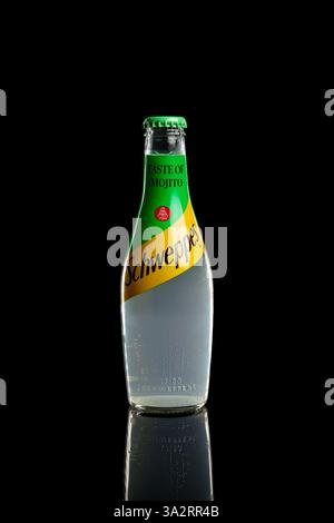 Schweppes Geschmack von Mojito Soda Flasche auf schwarzem Hintergrund Stockfoto