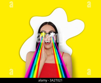 Modische Frau, die mit Regenbogenlasern aus den Augen schießt, durch Sonnenbrille auf gelbem Hintergrund, kreative Collage. Stilvolles Poster Stockfoto