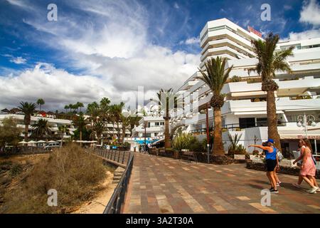 Costa Adeje, Teneriffa – 27. Oktober 2021: Moderne Apartments und Hotels an der Promenade Stockfoto