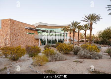 University of California, Riverside UCR Palm Desert Center in der Abenddämmerung mit Palmen und Landschaftsgestaltung vor der Tür Stockfoto