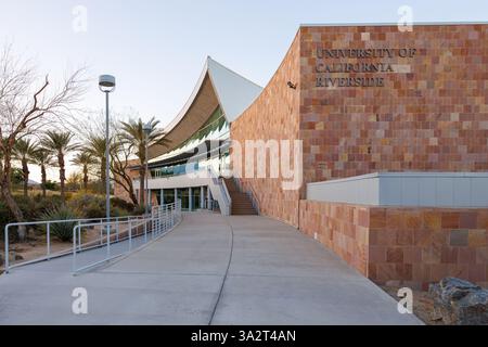 University of California, Riverside UCR Palm Desert Center in der Abenddämmerung mit Schildern an der Seite des Gebäudes und auf dem Bürgersteig Stockfoto