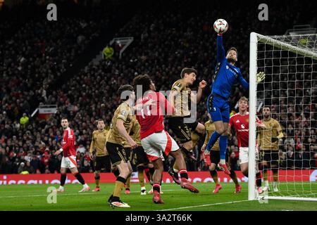 Alejandro Remiro von Real Sociedad schlägt beim letzten 16 Spiel der UEFA Europa League Manchester United gegen Real Sociedad in Old Trafford, Manchester, Vereinigtes Königreich, 13. März 2025 (Foto: Craig Thomas/News Images) Stockfoto