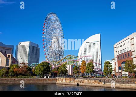 Das Cosmo Clock 21 Riesenrad im Minato Mirai 21 Viertel von Yokohama mit dem Intercontinental Yokohama Grand Hotel dahinter. Stockfoto