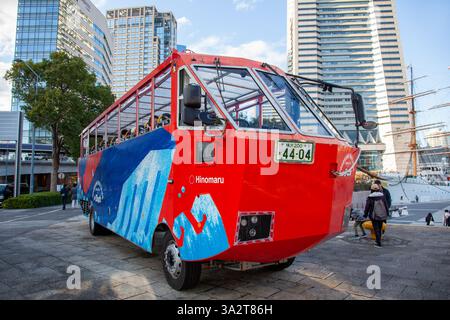 Die Yokohama Sky Duck, ein Amphibienfahrzeug, das als Bus an Land und als Boot auf dem Meer mit einer Hafenrundfahrt in Yokohama tourt. Stockfoto