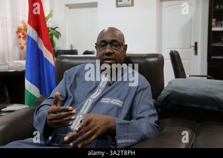 Banjul, Gambia. März 2025. Der gambische Landwirtschaftsminister Demba Sabally spricht am 12. März 2025 während eines exklusiven Interviews mit Xinhua in Banjul, Gambia. Chinas Unterstützung und technische Hilfe haben in den letzten Jahren eine entscheidende Rolle dabei gespielt, bedeutende Fortschritte im gambischen Agrarsektor voranzutreiben, sagte der gambische Landwirtschaftsminister Demba Sabally am Mittwoch in einem exklusiven Interview gegenüber Xinhua. Quelle: Si Yuan/Xinhua/Alamy Live News Stockfoto