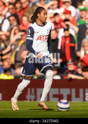 London, Großbritannien. März 2025. Tottenham Hotspur Stadium London, England - 2025. März: Tottenham Hotspur's Djed Spence während des Premier League 2024/25 League Spiels zwischen Tottenham Hotspur FC und AFC Bournemouth im Tottenham Hotspur Stadium am 9. März 2025 in London. (David Horton/SPP) Credit: SPP Sport Press Photo. /Alamy Live News Stockfoto