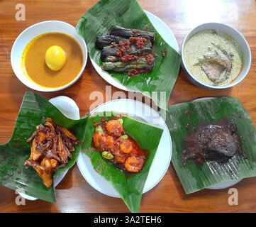 Indonesisches Nasi Padang West Sumatra Essen mit einer Auswahl an Gerichten wie Rinderrendang, Chili Garnelen, Chili Auberginen und mehr. Stockfoto