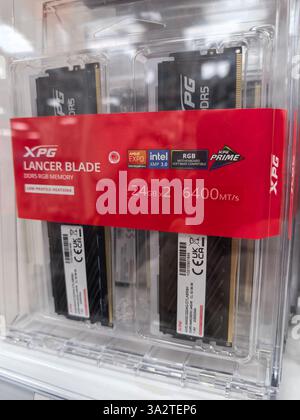 Bobruisk, Weißrussland - 23. Februar 2025: Hell beleuchteter Tech-Store bietet ein elegantes Gehäuse aus leistungsstarkem RAM-Speicher. Stockfoto