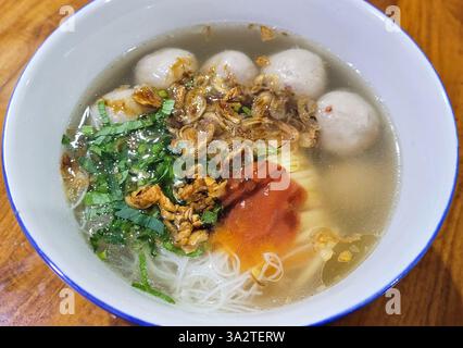 Bakso Malang oder Fleischbällchen Suppe mit Nudeln aus Malang in Ost-Java, Indonesien. Stockfoto