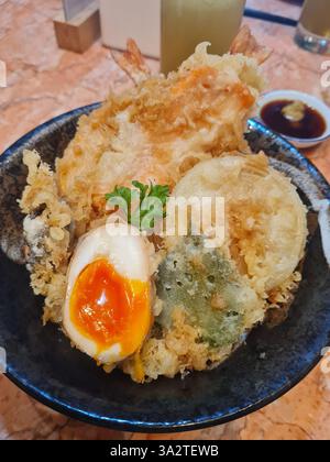 Tempura Reisschüssel, japanisches frittiertes Brot auf Reis. Stockfoto
