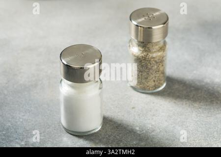 Salz- und Pfefferstreuer aus biologischem Anbau mit Metalloberteilen Stockfoto