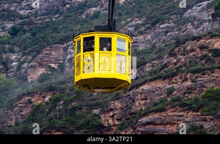 MONTSERRAT, SPANIEN - 28. Oktober 2024: Skylift zur Abtei Santa Maria de Montserrat Stockfoto