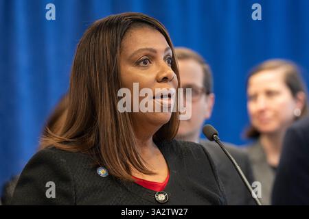 New York, USA. März 2025. Die New Yorker Staatsanwaltschaft Letitia James gibt am 13. März 2025 eine Ankündigung über neue Gesetze zum Schutz von Verbrauchern und kleinen Unternehmen in der Niederlassung der AG in New York bekannt. (Foto: Lev Radin/SIPA USA) Credit: SIPA USA/Alamy Live News Stockfoto