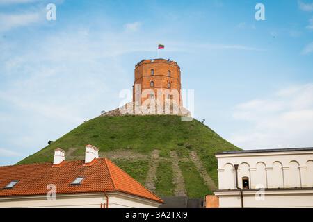 Turm der Burg Gediminas auf dem Hügel in der Altstadt von Vilnius Stockfoto