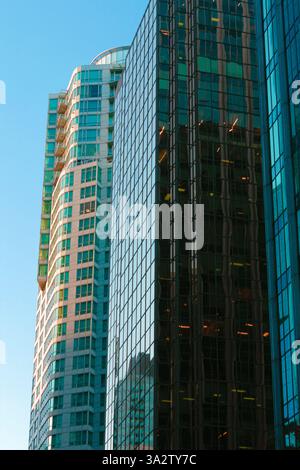 Eine beeindruckende Skyline der Stadt mit modernen Hochhäusern, die die Entwicklung des modernen Stadtlebens mit eleganter Architektur widerspiegeln Stockfoto