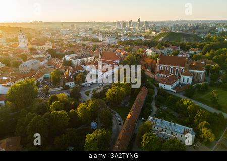 Blick aus der Vogelperspektive auf die Altstadt von Vilnius bei Sonnenuntergang Stockfoto